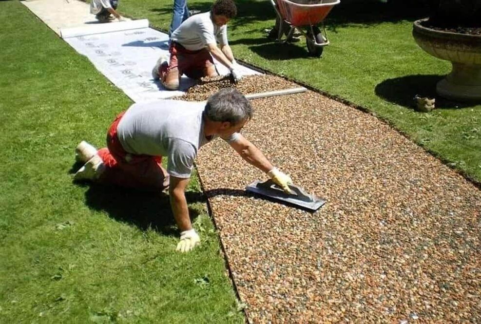 Colocación dunha alfombra de pedra e as súas etapas tecnolóxicas