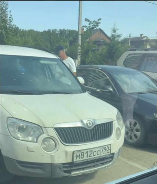 O coche co número М812СС 790RUS Skoda Yeti está rexistrado