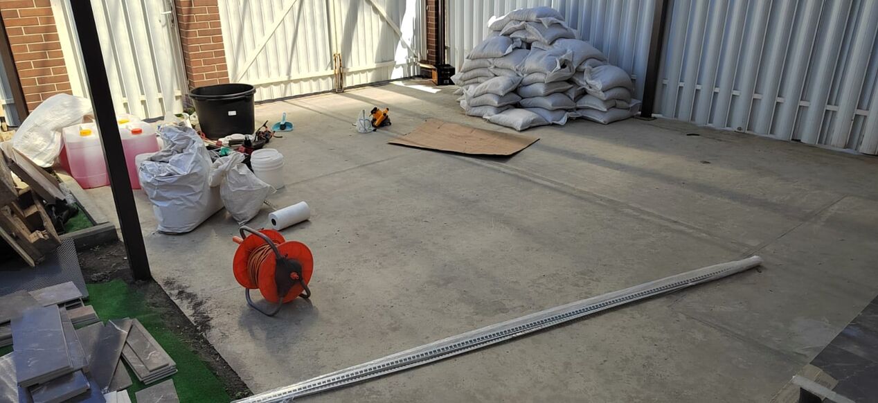 Preparación de recrecido de formigón ou cemento-area para unha alfombra de pedra